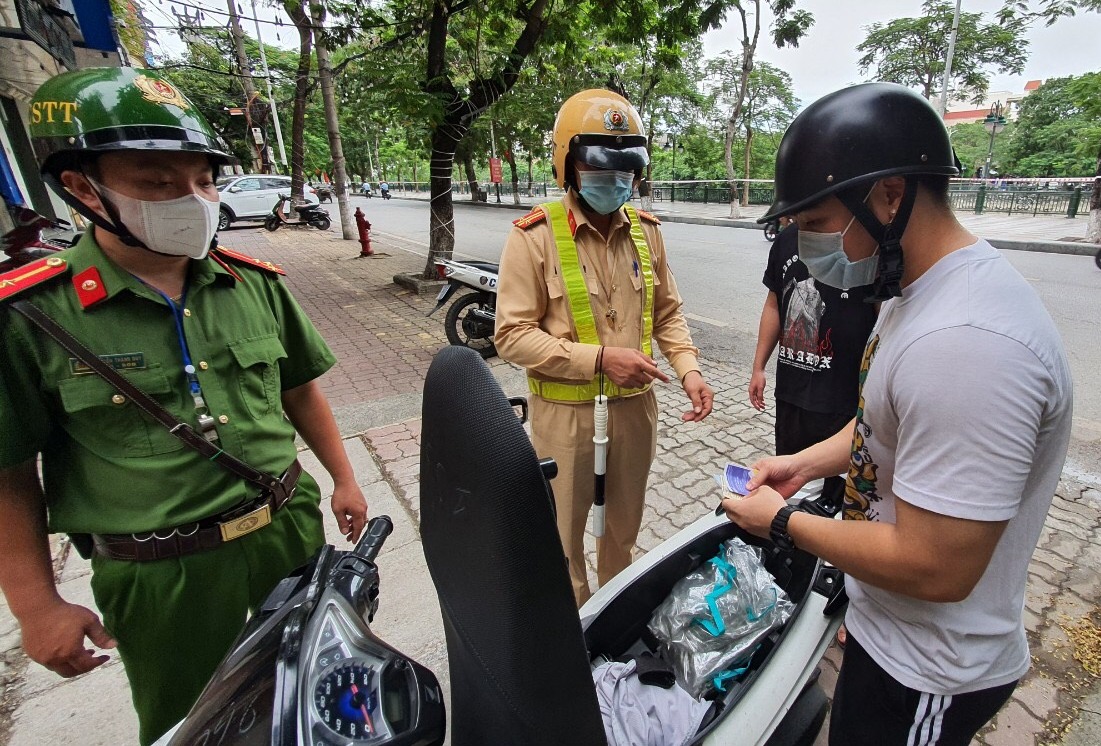 Công an quận Lê Chân: Phạt 135 trường hợp vi phạm trật tự an toàn giao thông